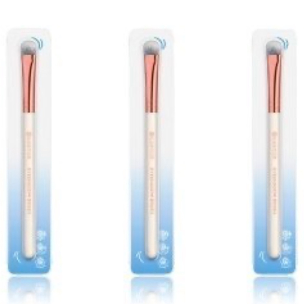 3 Essence Eyeshadow brushes
